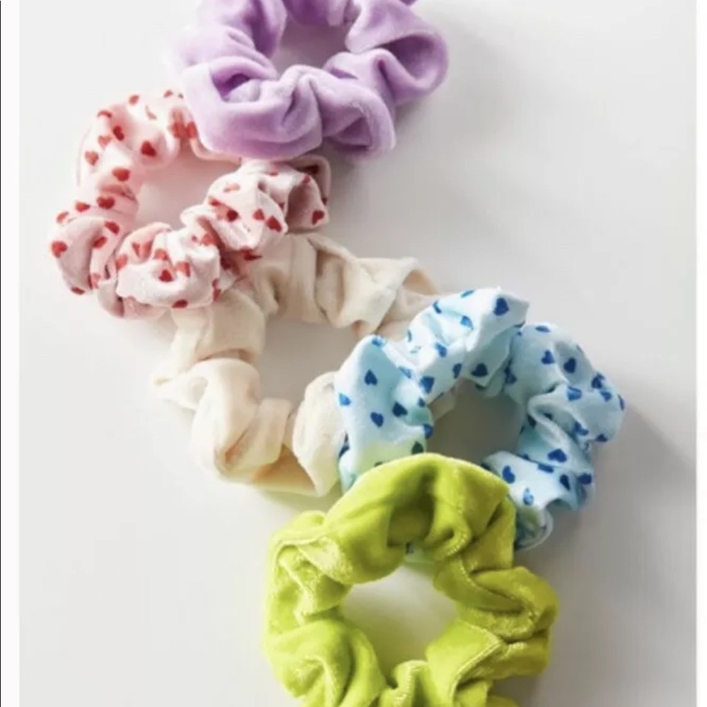 NEW UO Velvet Assorted Scrunchie Throwback set in Heart Multi